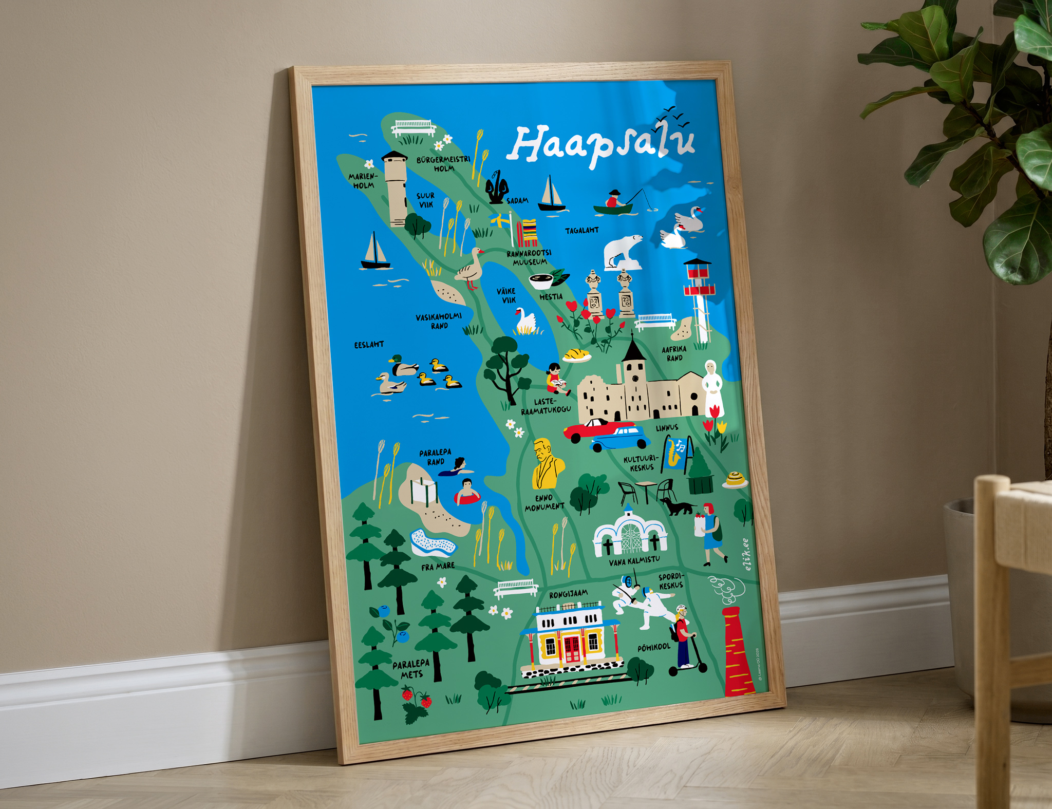 Haapsalu illustreeritud kaart heledas puitraamis interjööris
